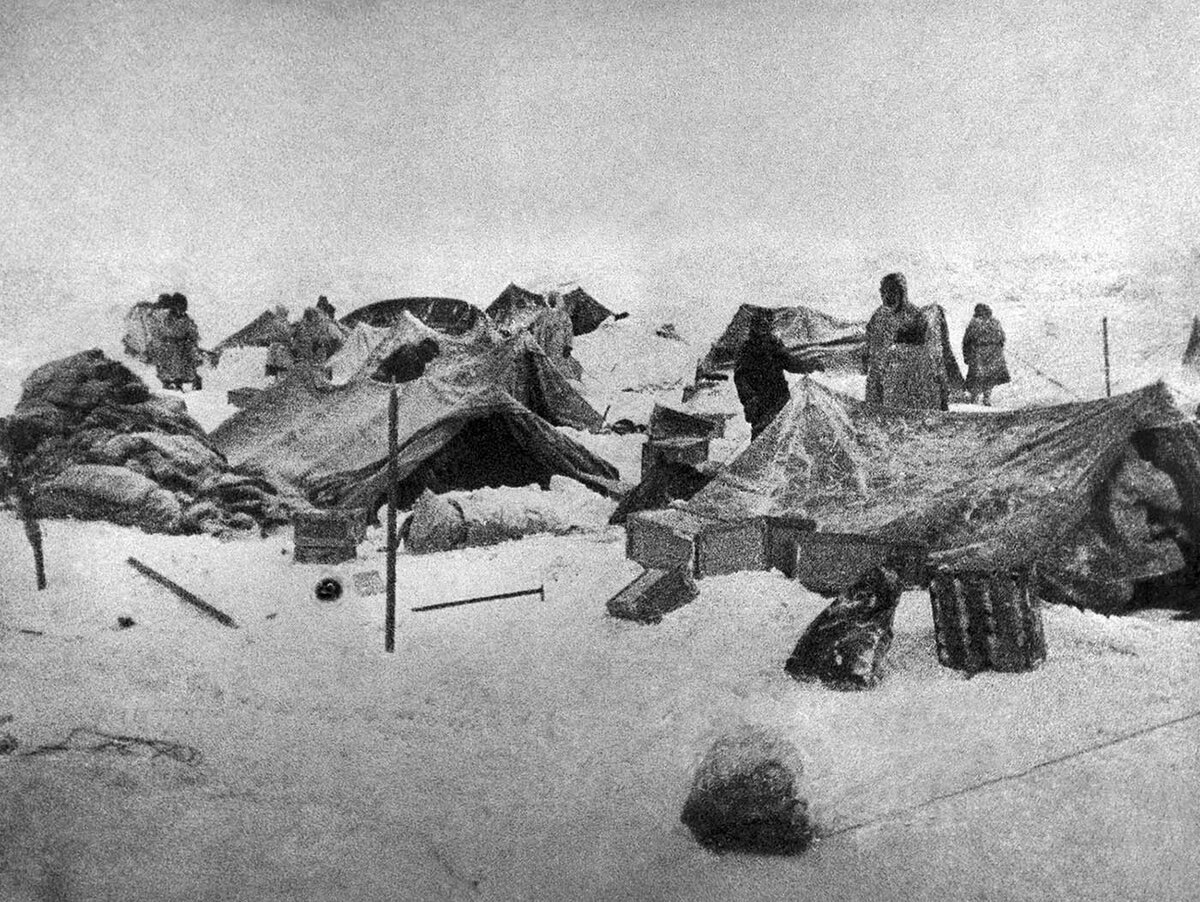 Челюскинская эпопея это. Челюскин лагерь на льдине. Челюскин крушение. Лагерь Челюскинцев на льдине. Челюскин 1934.