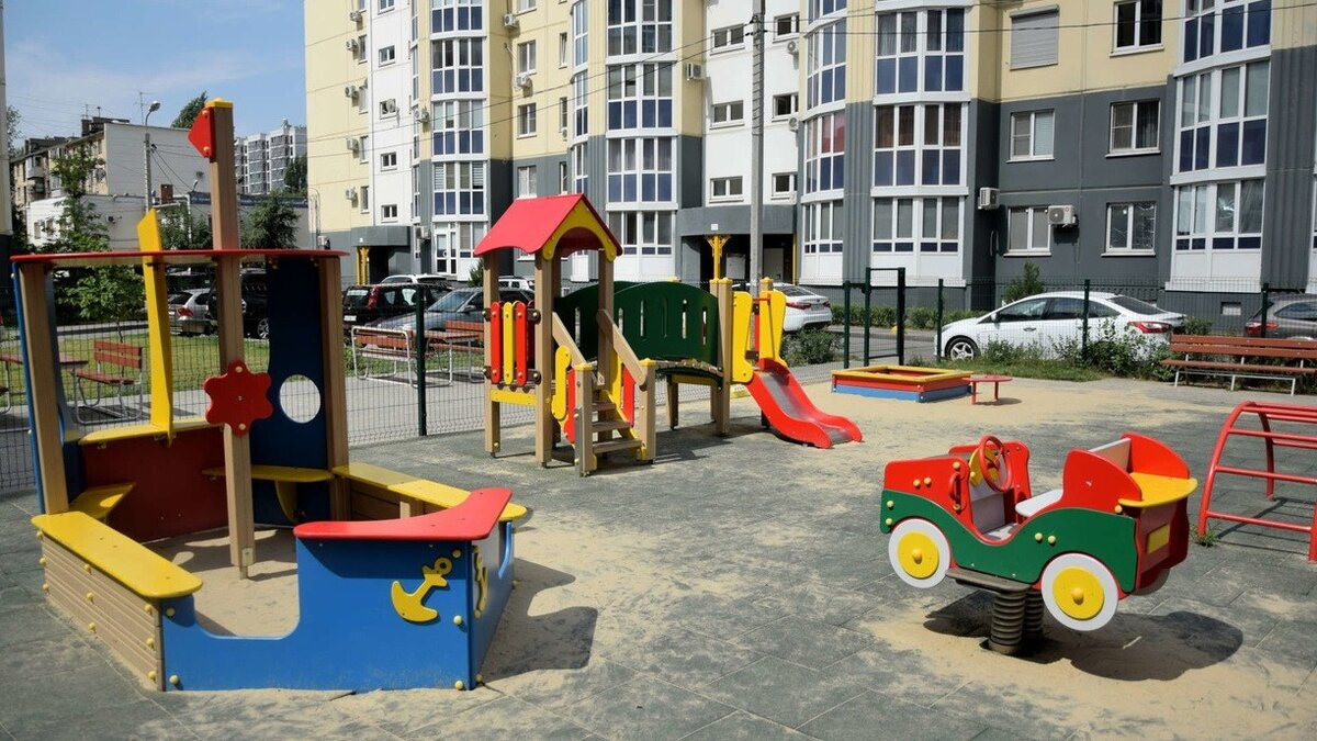     Нижегородцы возмущены — они пожаловались в соцсетях, что детскую площадку, расположенную рядом с домом №27 по улице Родионова Нижнего Новгорода, резко снесли.