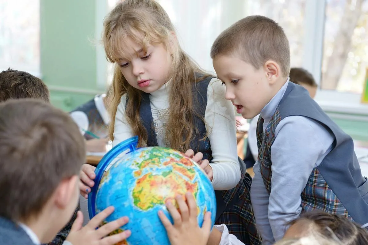 1 х классов. Глобус для школьника. Младшие школьники. Ученики младшей школы. Учебная деятельность детей.