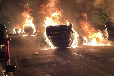    Горящие автомобили во время беспорядков во французском Нантере. ©Евгений Полойко РИА Новости