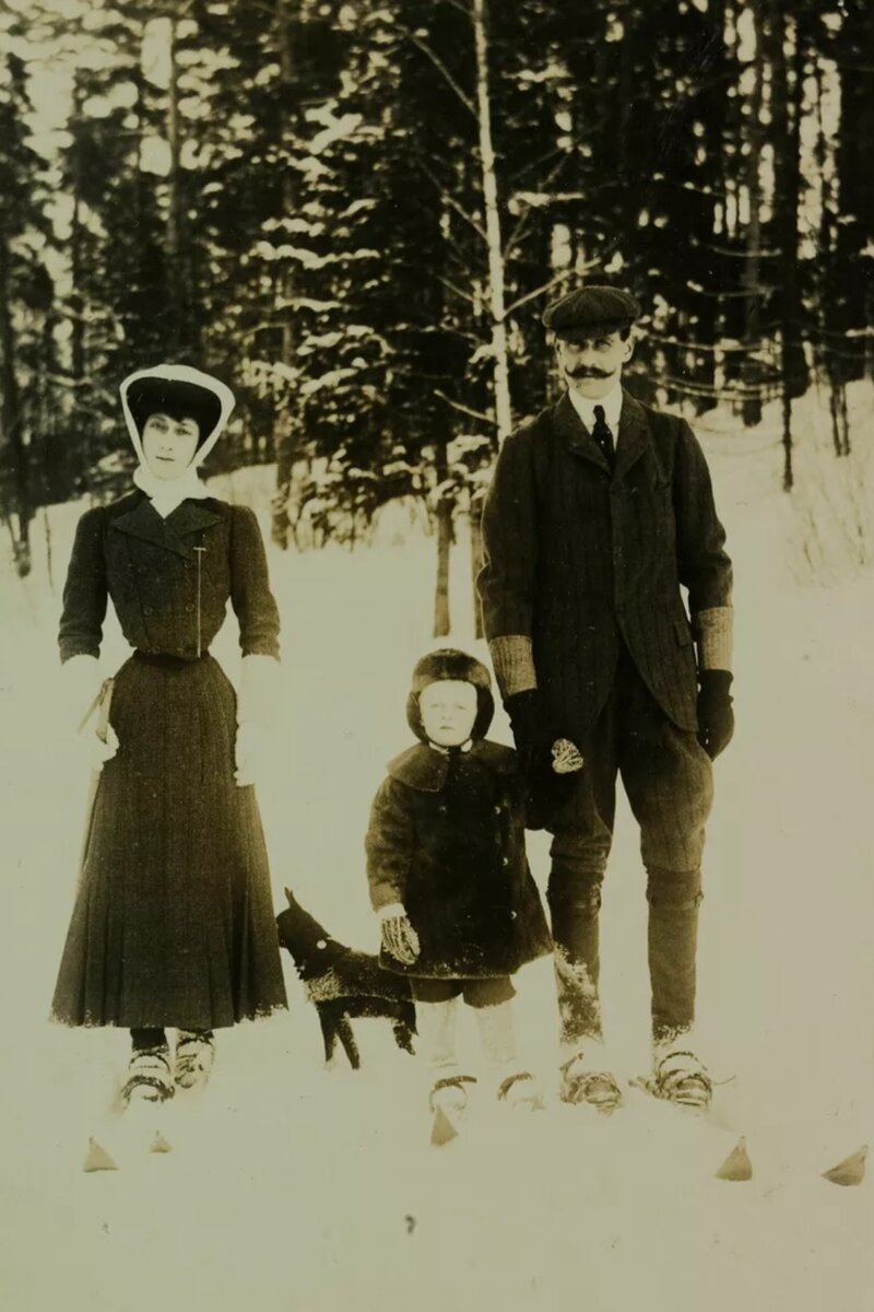 Королева Мод, принц Улаф и король Хокон VII на прогулке зимой 1907 года.