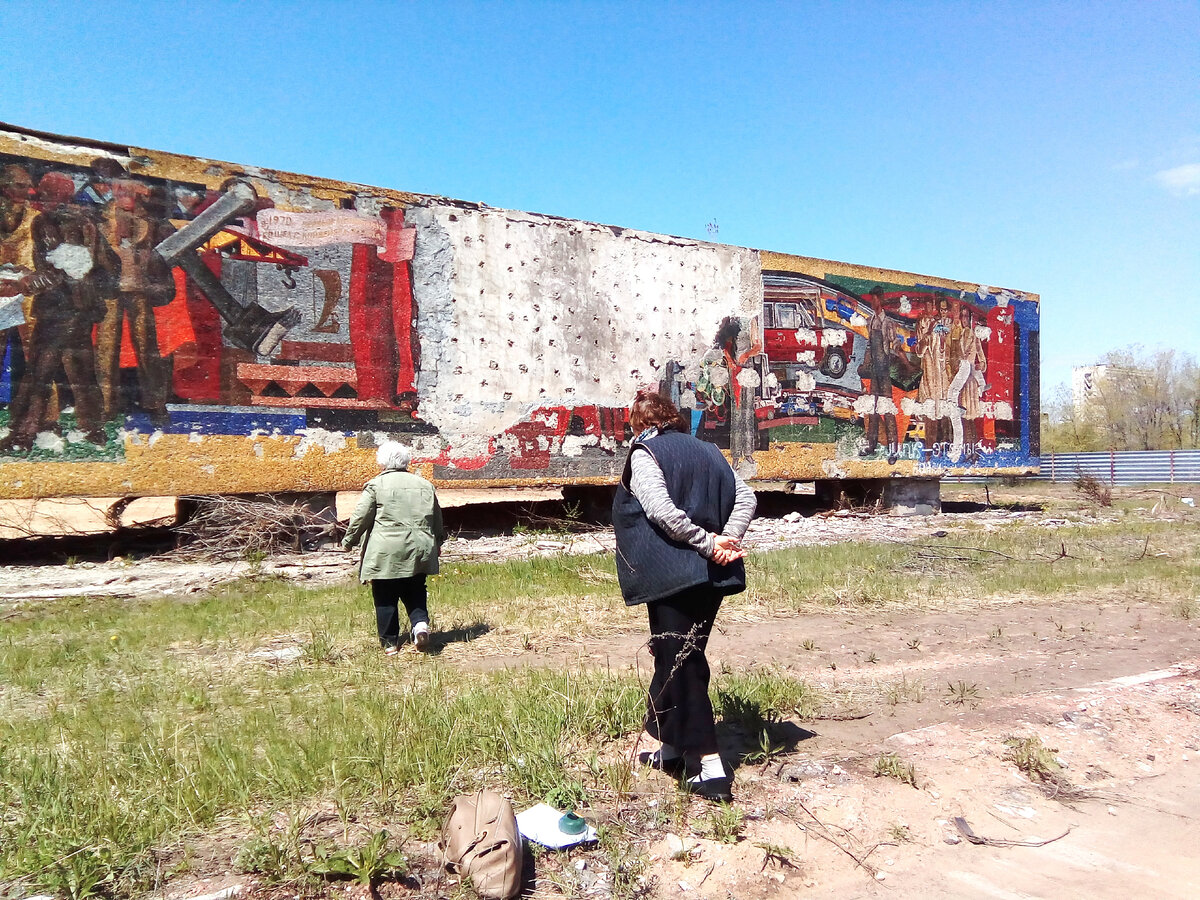 Стела "Радость труда" разрушалась в течение более чем 30 лет