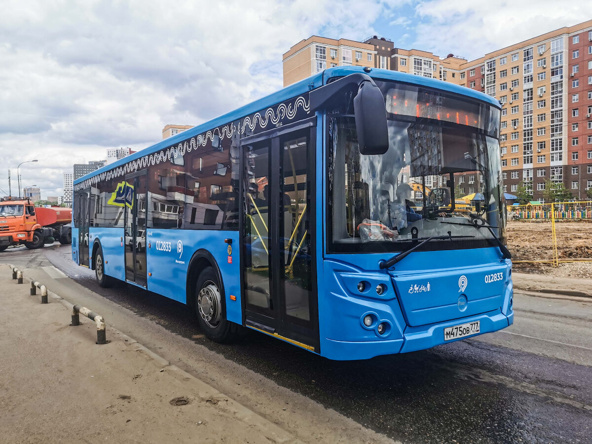 Автобус 012833 ЛиАЗ-5292 следует по маршруту № 882 по Бачуринской улице от метро "Тёплый стан" к метро "Коммунарка".