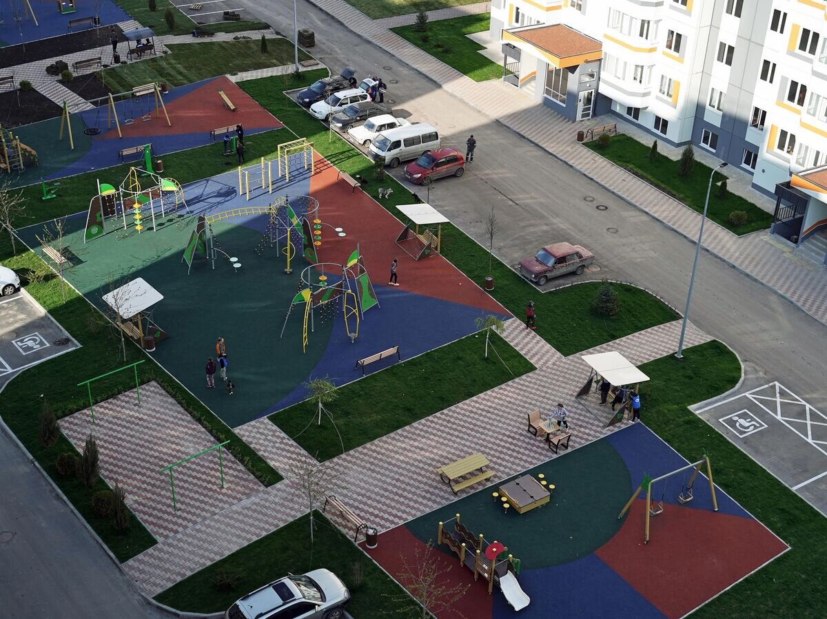    Дети играют на площадке возле одного из жилых домов на Иртышской улице в Мариуполе© РИА Новости / Александр Сухов