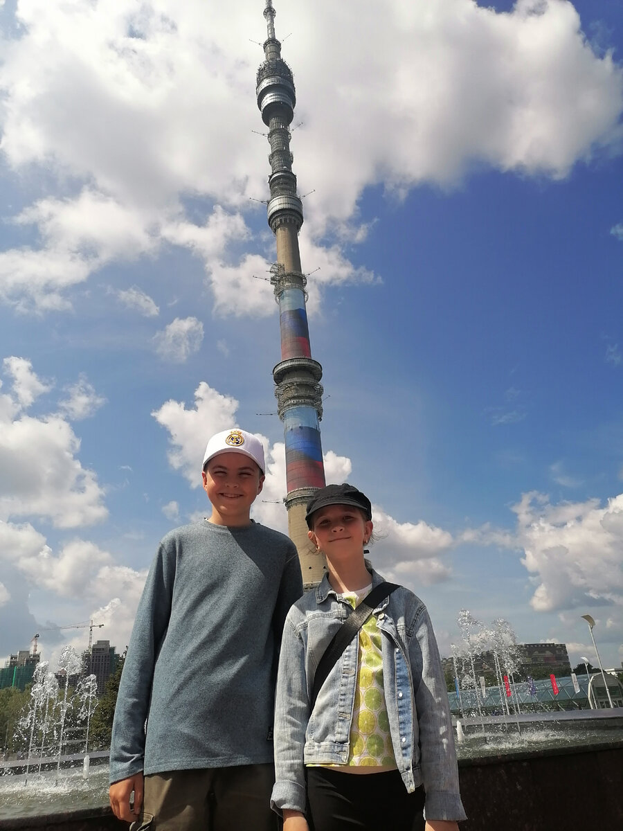 Мои внуки на фоне Останкинской телебашни.