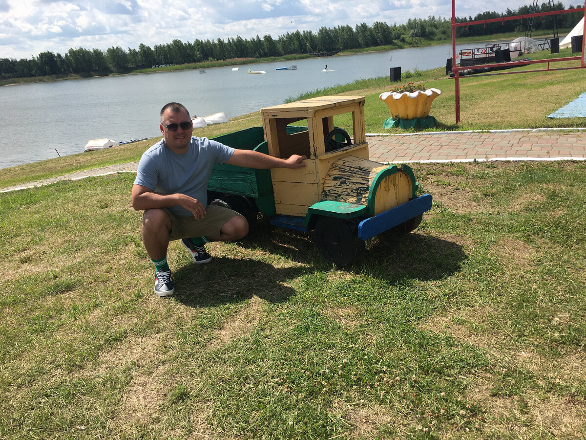 Запустил двигатель своего нового грузовичка и поехал к воротам на выход с базы отдыха Верхний Бор