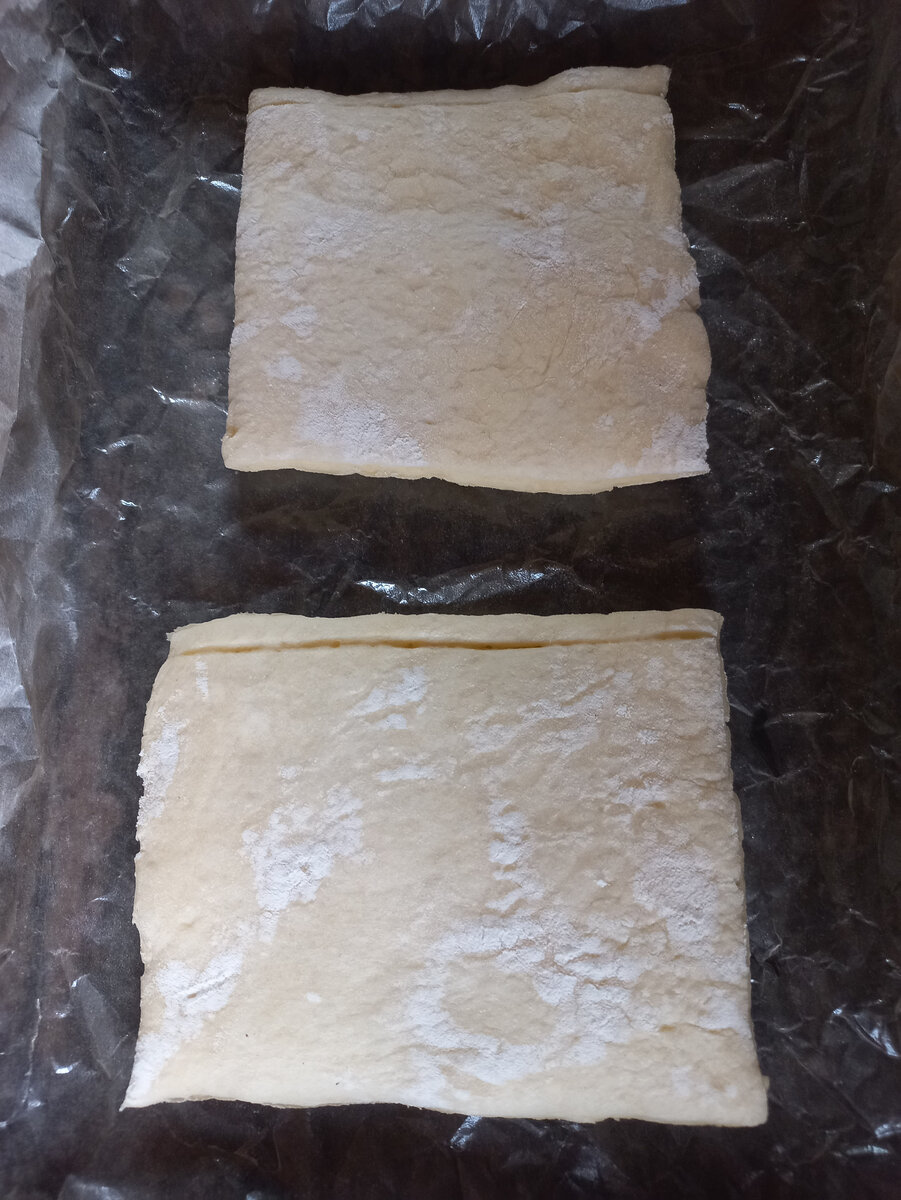 Тесто раскатываем, нарезаем не большими прямоугольниками