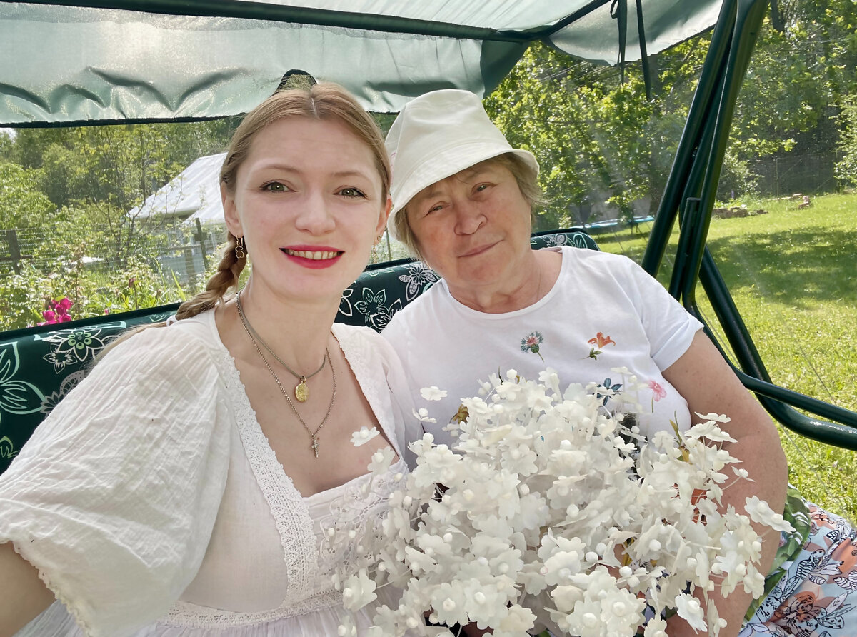 Мы с мамой на даче, лето 2023 года