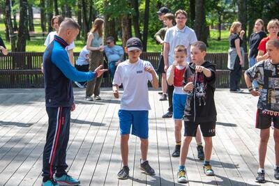    Чемпион мира по боксу показал приемы на открытой тренировке в Балашихе ©