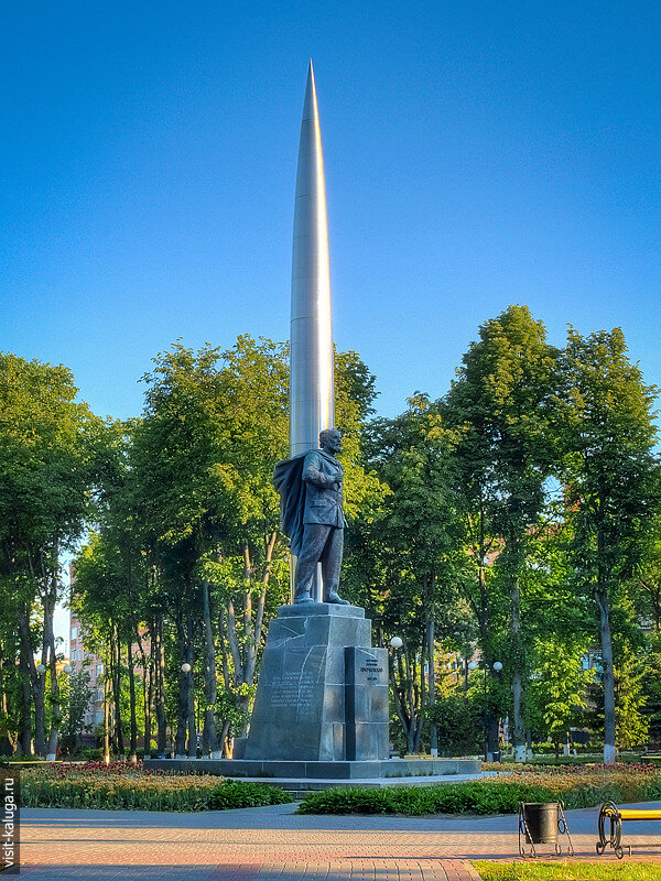 Памятник на площади мира в Калуге , поставленый Циолковскому,главному человеку в Калуге, с именем которого связаны самые важные моменты новейшей истории этого города. А именно - научные основы теории освоения космоса, одним из автором которой и стал 