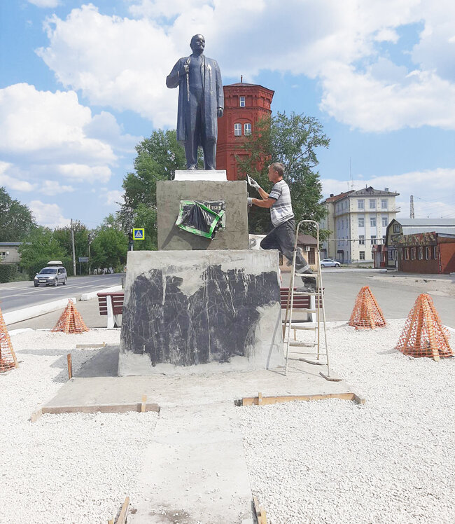 Новый памятник поменьше предыдущего, разрушенного, поэтому для него сделали специальную надстройку