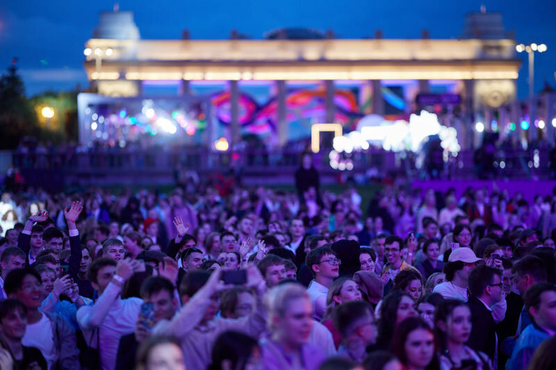 Программа в парке горького сегодня. Афиша мероприятий на июль. Сертификат на каток парк горького. Горьковский парк москва. Парк горького танцевальная площадка на центральной аллее.