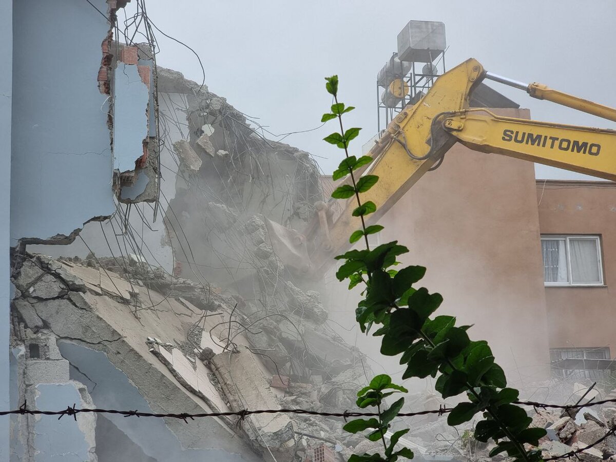 Бетон рассыпался в пыль