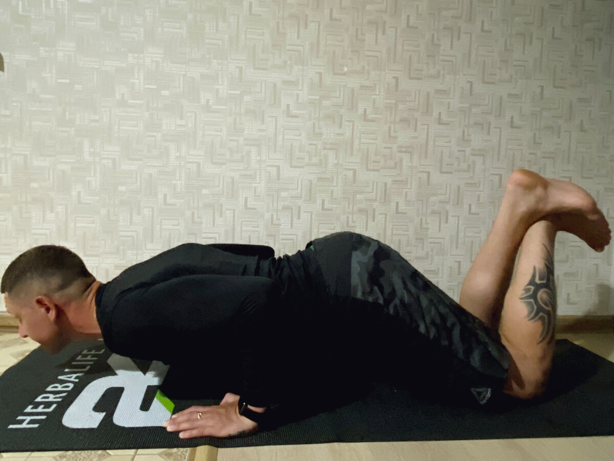 Опираясь на колени, сгибайте локти до тех пор, пока грудная клетка не будет на высоте кулака от пола.