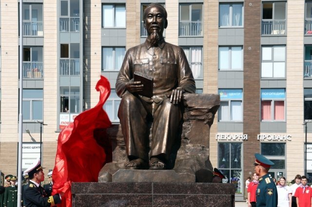    Зачем в Петербурге установили памятник Хо Ши Мину?