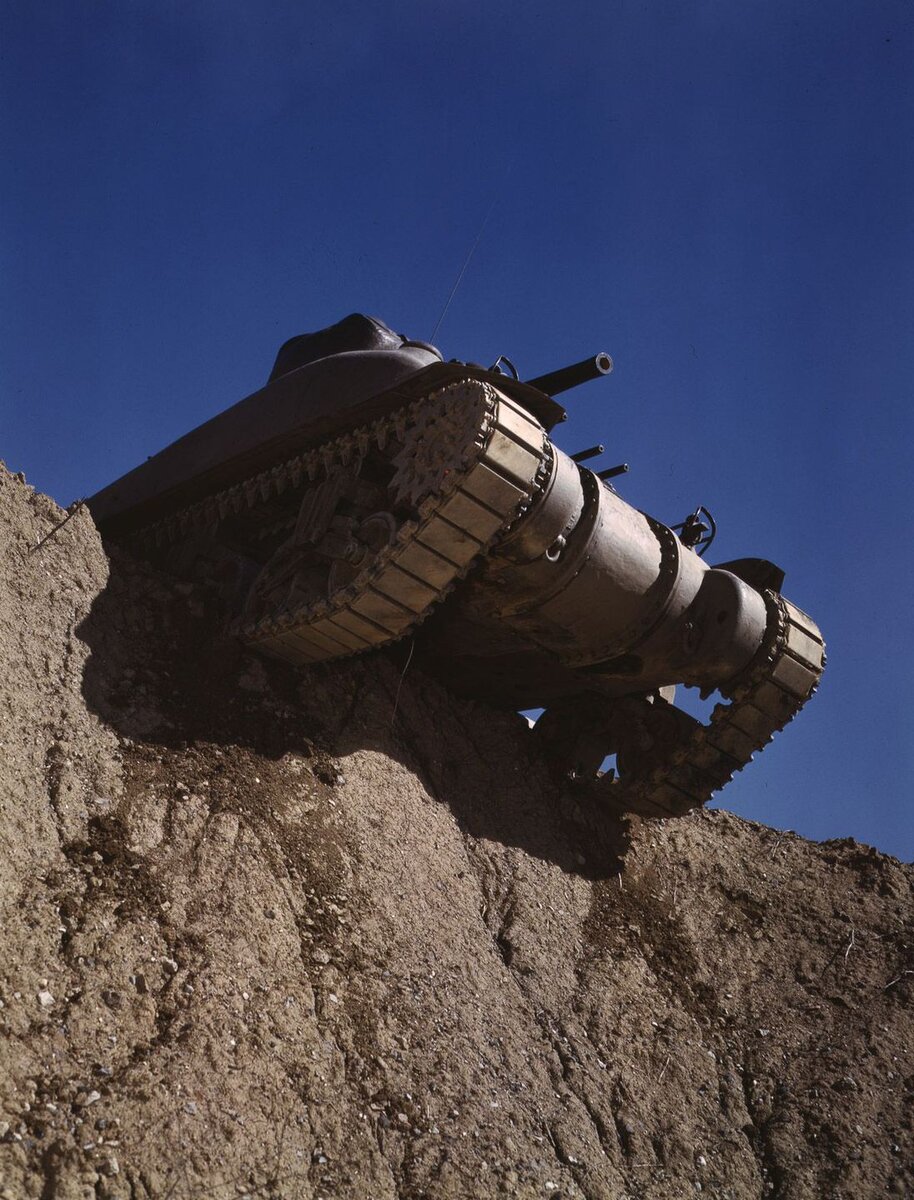 M4 ранних выпусков - с болтовым креплением лобовой детали корпуса и литым корпусом