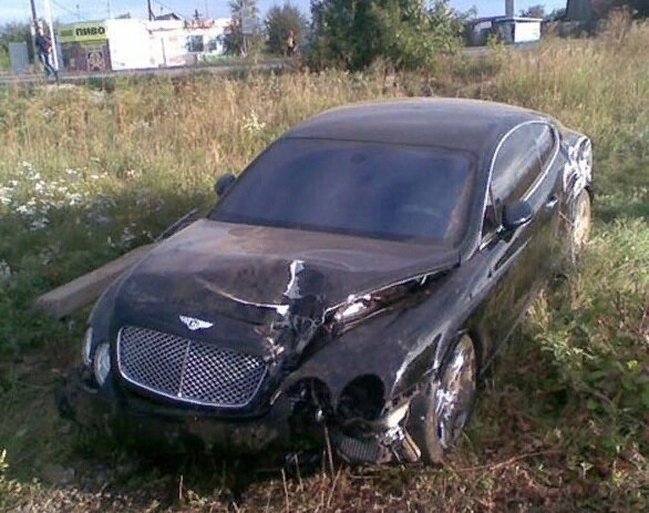 Bentley Continental GT, причина ДТП банальна - водитель не справился с управлением и вылетел с трассы