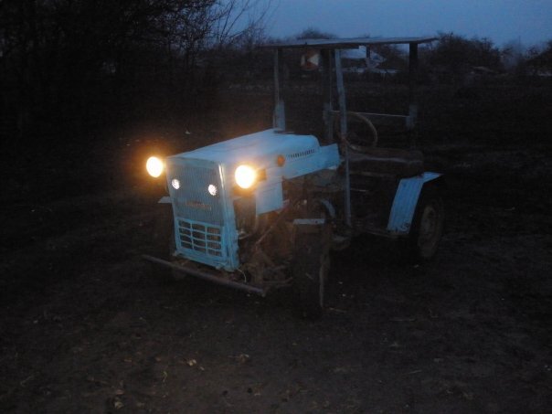 Самодельный трактор в деревне. Самоделкин из посёлка Тальяны. Самодельный трактор в Индии. Деревня самоделкиных
