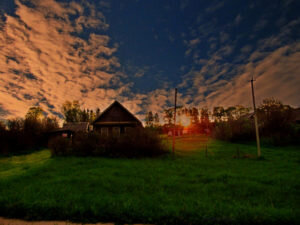 Правилами  законодательства Российской Федерации установлено, что во время  оформления прав собственности нужно разрешение на ввод строения в  эксплуатацию. Такой документ получают сразу после окончания капитального  ремонта или строительства. Вместе с разрешением на строительство,  данные бумаги должны быть сохранены до момента уничтожения (разрушения)  объекта недвижимости. Чтобы получить такое разрешение, заявителю нужно  обратиться в организацию, где им было получено разрешение на постройку. К  заявлению нужно приложить ниже перечисленные документы: