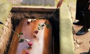 а мне приснилась А мама вчера и сказала что на том свете у них Сезон дождей, и попросила у меня резиновые сапоги, мы с ней пошли в магазин в моем сне и купили ей желтые резиновые сапоги, А потом мама мне сказала что сейчас Великий пост и чтобы я его соблюдала, я сказала мама я уже опоздала пост уже начался Зачем мне его держать? Она мне сказала что божиими пророками он был придуман не просто так! А ещё мне мама сказала что там на том свете Такая же жизнь как и на этом всё тоже самое такой же быть такая же суета! Сегодня у меня день рождения но я его не отмечаю Мне грустно еще и года не прошло с мамой на смерти﻿