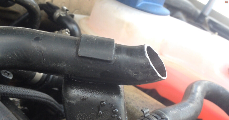 А вот так отпиливаем дорестайловую трубку при переносе клапана