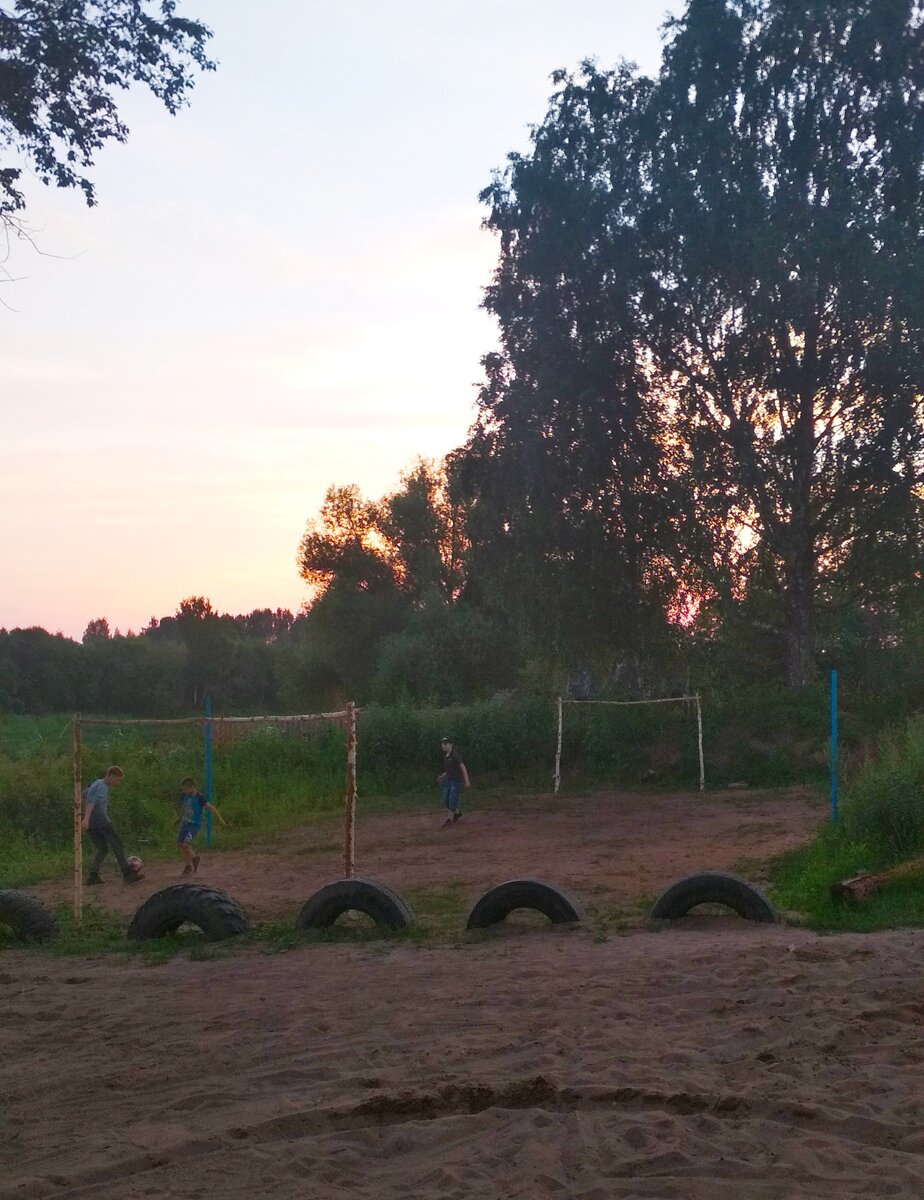 Новые футбольные ворота в деревне у Ильи