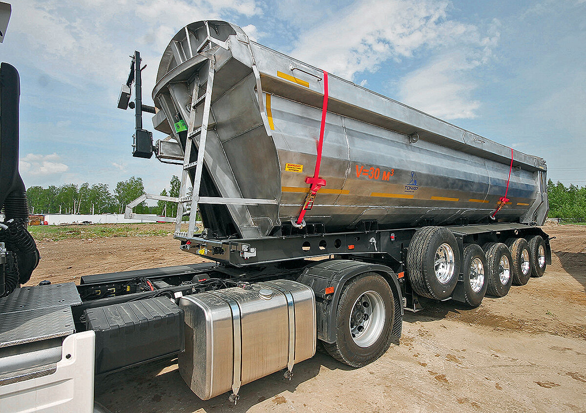 «Тонар-952345» из линейки облегченных самосвальных полуприцепов с алюминиевым кузовом.
