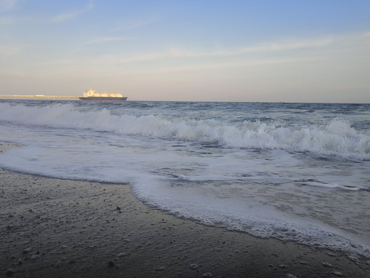 танкер газовоз на терминале отгрузки Завода по Сжижению Природного газа. п. Пригородное. 