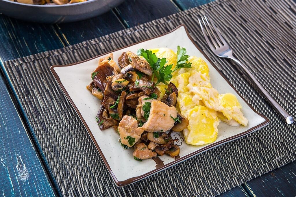 Свинина и картофель хорошо сочетаются с зеленью.