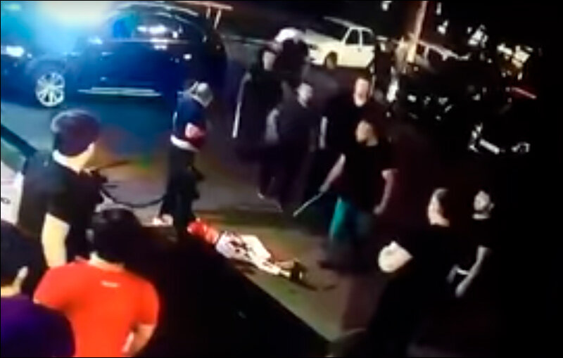 Избитый спортсмен лежит на земле. Кадр из записи камеры видеонаблюдения
