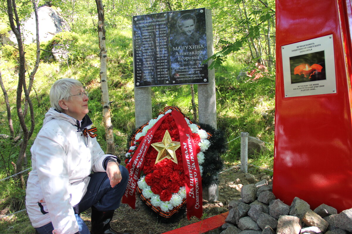 Поисковики у обновленного мемориала.