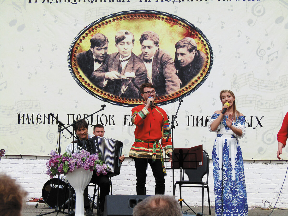 Ежегодно в Новоселки съезжаются исполнители из разных уголков России — в память о великих певцах Пироговых здесь традиционно проходит Праздник русской песни