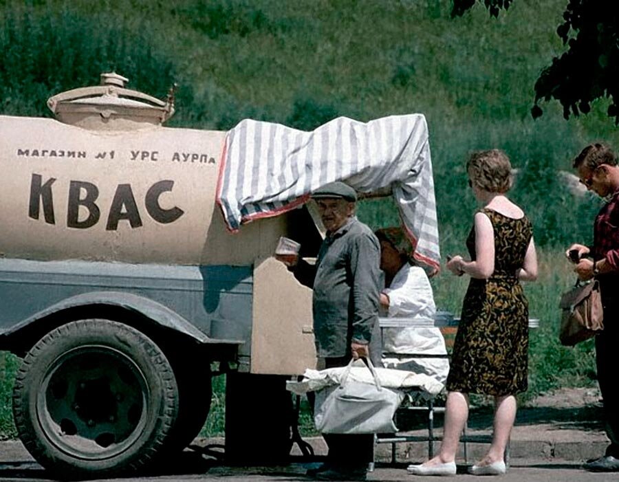 Уличная торговля квасом в СССР. 