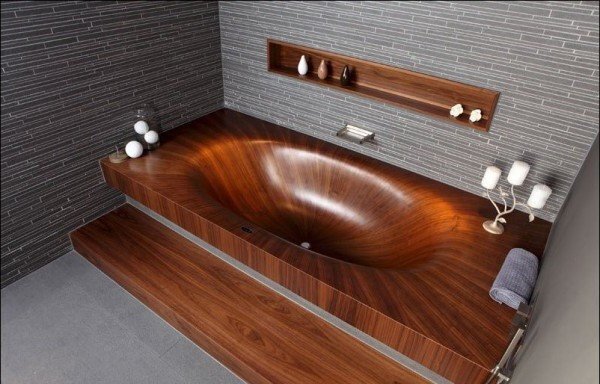 из цельного дерева;
Деревянная ванна из цельного дерева