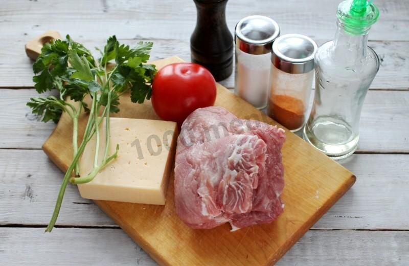Для мяса по-французски взять свинину, лук, помидоры, сыр, майонез, зелень, соль и перец молотый, масло для смазки формы.