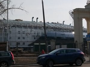 В результате шестилетней эпопеи мы получили стадион, который преподносился, как гордость «Всея Беларуси». Однако на выходе стадиончик-то оказался «с душком». Все прекрасно помнят трубы вентиляции, внезапно возвысившиеся над новёхонькой крышей, а затем, после дружного роптанья стар и млад, также внезапно исчезнувших.