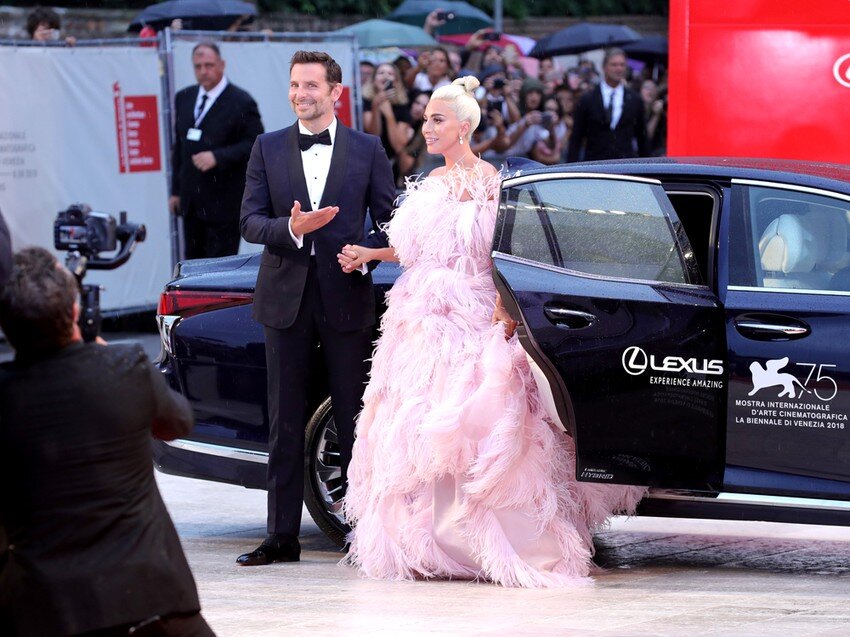 Брэдли Купер представляет публике Гагу, которая выходят из Lexus премиального класса.