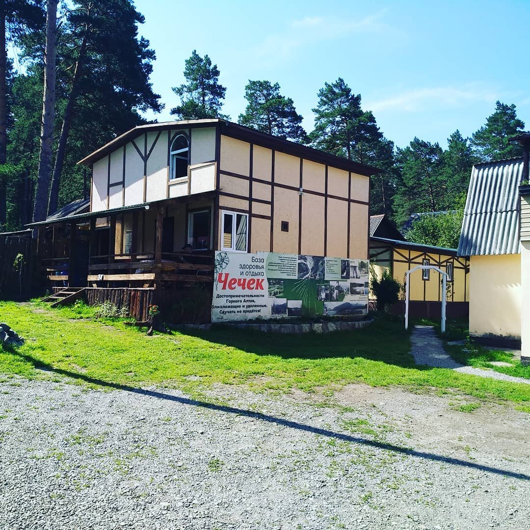 Наш дом на базе, где мы жили на втором этаже (фото Тони)