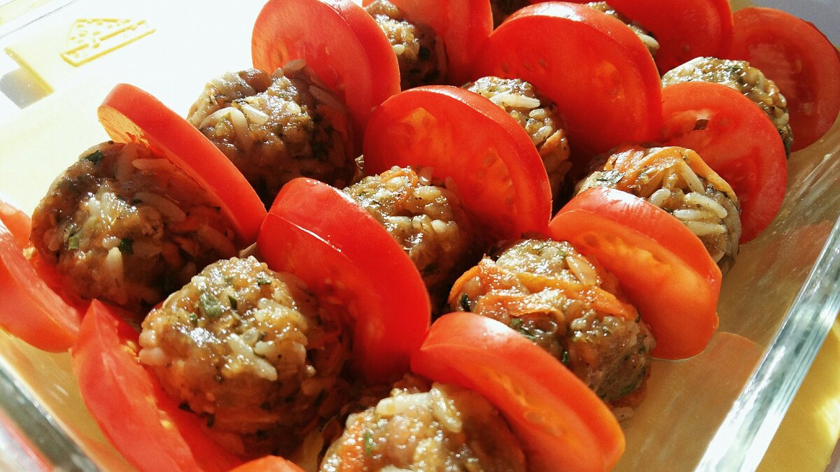 Ёжики из фарша с рисом. Тефтели с рисом. Ёжики с рисом и фаршем с подливкой. Ежик фарш с рисом томатная сметанная. Фарш с рисом в тесте треугольник.