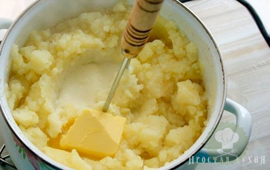 Mash блюдо. Толченка со сметаной. Толченка с тушенкой. Толченка с мукой. Картофельное пюре в миске.