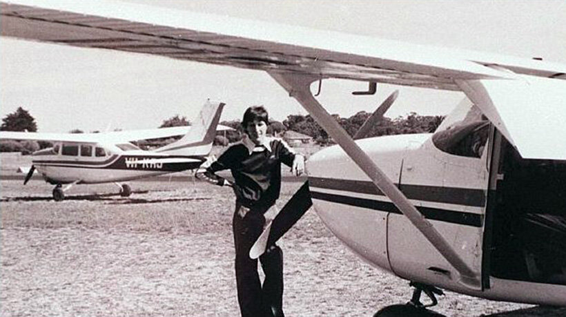 Фредерик Валентич рядом со своим самолётом Цессна