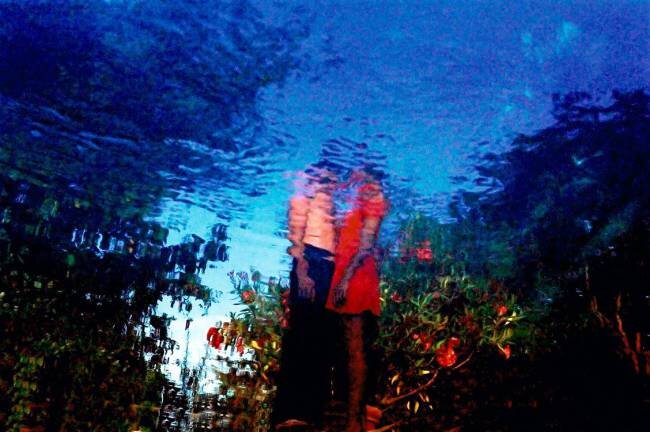 Картинка для привлечения внимания - фотография Natasha Gudermane, которая как бы демонстрирует объёмы алкоголя в жизни алкоголика  и варианты выбора - двигаться в сторону суши и сушить одежду, или идти дальше вглубь и, соответственно, тонуть