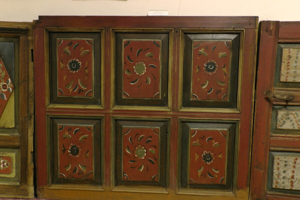 Филенки из Кировского краеведческого музея. Фотография из личного архива.