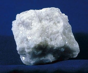 
Мрамор - метаморфическая горная порода, состоящая в основном из минералов кальцита CaCO3 или доломита CaMg(CO3)2. Он тверже известняка и доломита (своих исходных материалов), но мягче магматических пород. Мрамор очень красив на срезе и хорошо полируется, что сделало его также одним из основных облицовочных материалов. Мрамор - это разновидность известняка, поэтому он может быть как мягким и способным поглощать влагу, так и довольно твердым и почти не пропускать воду.
