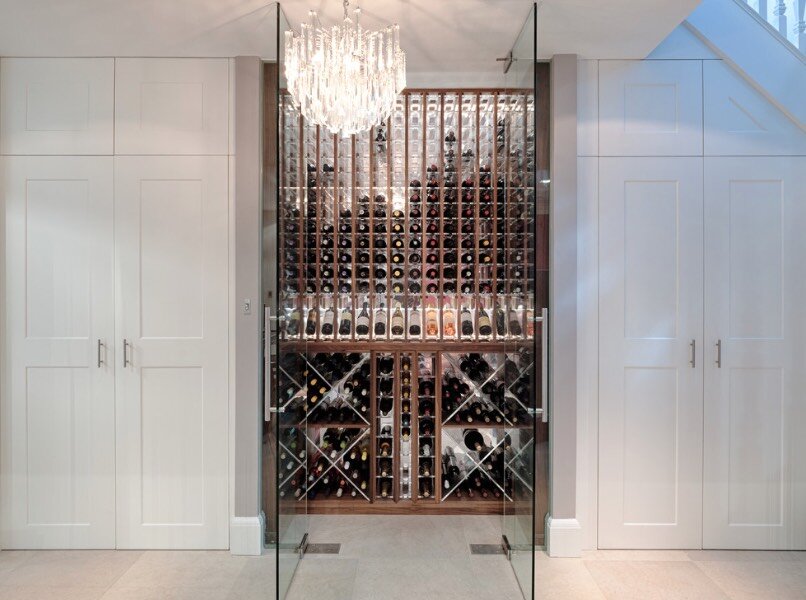 Переоборудуйте секцию ваших шкафов в винный погреб, добавив стеллажи, снабженные зеркалом, чтобы развернуть и облегчить пространство. Стеклянные двери добавляют высококачественный вид в новый винный погреб.