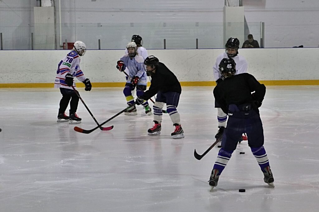  Несколько месяцев назад в Самаре появилась женская хоккейная команда «Стальные лисы». Мы попытались разобраться, что привлекает девушек в жесткой спортивной игре.-2