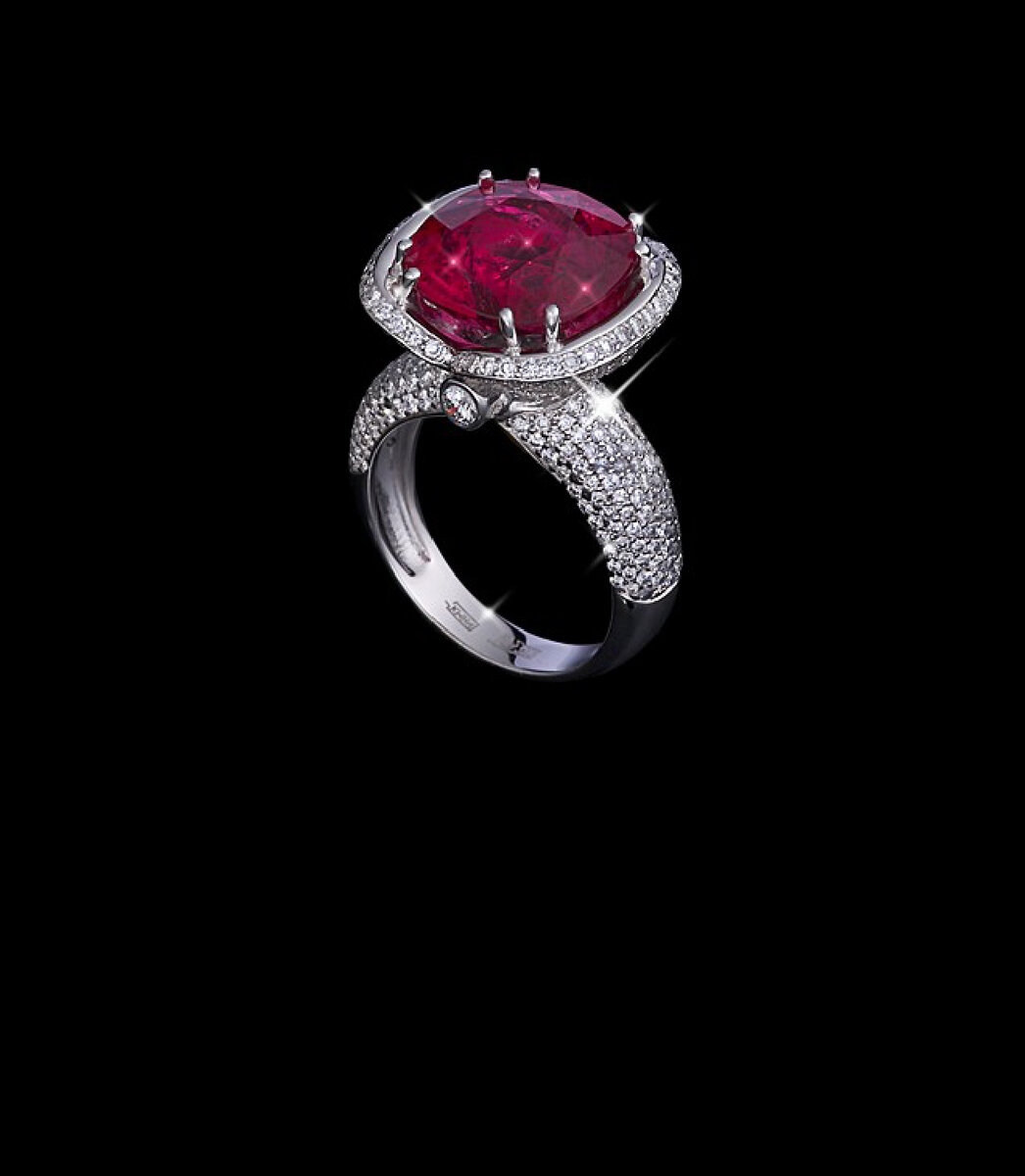 Кольцо из белого золота с бриллиантами и рубеллитом