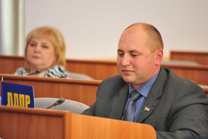 Представителем от Верховного Совета Хакасии в Совете Федерации должен стать политик, постоянно проживающий в республике и имеющий большой опыт законотворческой и общественной работы. Но фамилии этого человека пока нет. 
Об этом в перерыве прошедшей сегодня в Абакане сессии регионального парламента заявил журналистам Валерий Старостин — новый глава фракции ЛДПР в респарламенте, избранный на этот пост вместо прежнего руководителя Романа Абрафикова. Тот остается в составе депутатского корпуса, но уже в качестве рядового парламентария.

Хакасия приняла бюджет. Тихо и без лишних вопросов

Господин Старостин также объяснил, почему сменил Романа Абрафикова на посту лидера партийной фракции и как голосовали члены фракции при принятии бюджета Хакасии на будущий год.

Подробности в видеосюжете 19rus.info.