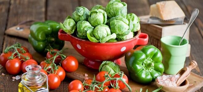 Многие люди с наступлением холодов расслабляются и разрешают себе лишнее в плане еды. Набранные килограммы за зиму заставляют с наступлением тепла искать метод, чтобы быстро сбросить вес и вернуться в форму. Чтобы этого избежать, можно использовать эффективные зимние диеты.