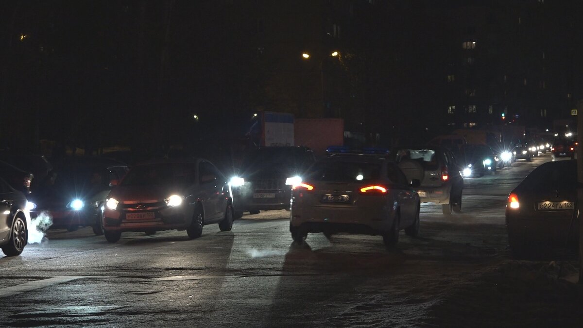 Рядом большой торговый центр, магазины, общеобразовательная и спортивная школы. А значит людей и детей по этой улице ходит не мало. Фаниль Фахрисламович рассказывает, что лично несколько раз спасал тут бабушек. Мужчина не единственный житель, кого беспокоит сложившаяся ситуация.